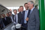 LH Tankwart: Markus Wallner betankte feierlich das Auto von Karl-Heinz  Lensing aus São Paulo, mit seiner Frau gerade auf Europatour und auf dem Weg nach Zürich. Mit dieser Aktion eröffnete der Landeshauptmann offiziell die neue Raststation Bodensee Hörbranz. Die Verantwortlichen der Betreibergesellschaft, der ASFINAG und der Gemeinde gingen ihm dabei tatkräftig zur Hand.