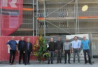 Gruppenbild mit Firstbaum: Die Verantwortlichen von Wohnbauselbsthilfe, Rhomberg Bau, Gemeinde und Architekt bei der Gleichenfeier in Dornbirn.