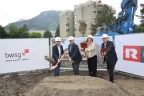 Feierten gemeinsam den „Premieren-Spatenstich“ (v. l. n. r.) von BWSG und Rhomberg Bau: Ortsvorsteher Daniel Peter, MSc, Daniel Leitinger, Geschäftsführer Rhomberg Bau, zweite Landtagsvizepräsidentin Dr. Monika Vonier sowie BWSG-Prokurist Dr. Felix Müller. Bildquelle: Arno Meusburger