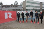 Sorgen gemeinsam für neuen Wohnraum in Lustenau: Ing. Wilhelm Muzyczyn, Geschäftsführer der Alpenländischen Heimstätte, Bürgermeister Kurt Fischer, Christian Jauk von Rhomberg Bau, die Architekten Reinhard und Eveline Drexel sowie Alexandra Schalegg von der Alpenländischen (v. l. n. r.).