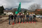 Die Verantwortlichen von Bauherr Wohnbauselbsthilfe, Generalunternehmer Rhomberg Bau, Architekt, Gemeinde und Pfarre gaben gemeinsam den Startschuss für den Bau von 12 gemeinnützigen Wohnungen in Meiningen.