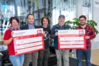 Feiern Ostern und das Fest der Nächstenliebe in einem Aufwasch: (v.l.n.r.: Susanne Marosch („Geben für Leben“), Gerhard Vonbank (Geschäftsleitung Rhomberg Bau), Joe Fritsche und Dieter Reimers
(„Stunde des Herzens“) und Bernhard Fink (Geschäftsfeld GU-Wohnbau)