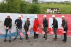 Tatkräftig beim Spatenstich (v.l.n.r.): Michael Wäger (Amtsleiter Gemeinde Schlins), Markus Allgäuer (AH), Bürgermeisterin Gabriele Mähr, AH Prokuristin Schalegg Alexandra, Christian Jauk, Martin Kohler, Architekt DI Gross Dieter.