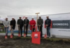 Gemeinsam für ein kleines, feines Bauprojekt in Mäder (v. l. n. r.): Peter Haimerl (Rhomberg Bau), Georg Lora und Markus Dorner (Dorner\Matt), Christian Jauk (Rhomberg Bau), Alexandra Schalegg (Alpenländische), Bürgermeister Rainer Siegele und Markus Allgäuer (Alpenländische).