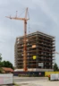 Höhepunkt erreicht: Das Errichten des kompletten, achtstöckigen Holzgebäudes im neuen Lustenauer „Rheindorf“ hat lediglich gut zwei Wochen gedauert.
