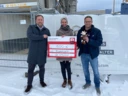 Freuten sich gemeinsam über die Unterstützung des Kinderhospiz St. Nikolaus (v. l. n. r.): Manuel Weiner, Teamleitung Immobilienentwicklung bei Rhomberg Bau, Dana Mühlenbeck, Kaufmännische Leitung Kinderhospiz im Allgäu e.V. und Bauleiter Christian Schmid.