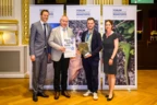 Gruppenbild mit Preis (v. l. n. r): Johann Eder, Vorstandsvorsitzender Forum Rohstoffe, Thomas Spörker, Bundesministerium für Finanzen, Lukas Fleisch, Geschäftsfeldleiter Rhomberg Bau GmbH, Petra Gradischnig, Geschäftsführerin Forum Rohstoffe, Bildnachweis: © Forum Rohstoffe / Marko Kovic