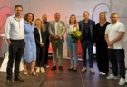 Rhomberg Bau-Projektleiter Manuel Weiner (Mitte), Lindaus Stadtbaumeister Kay Koschka (links daneben) sowie die Juryvorsitzende Prof. Lydia Haack (3. v. l.) mit den drei Gewinnerteams des Architektenwettbewerbs zur Weiterentwicklung des Zechwald-Areals. Foto: Rhomberg Bau