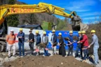 Strahlten mit der Sonne um die Wette: Vertreter:innen von Bauherrin, Generalunternehmen und Gemeinde beim Spatenstich von Alpenländischer und Rhomberg Bau in Tschagguns. Bild: Alpenländische@Julienne Speckle