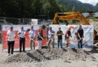 Läuteten gemeinsam den Baustart ein (v. l. n. r.): Markus Allgäuer (AH), Christian Jauk (Rhomberg Bau), Bürgermeister Florian Küng, Alexandra Schalegg (AH), die Architekten Wolfgang Schmieder und Gerd Fischer, Dietmar Schuchter (Bau KG) und Raphael Peter (Rhomberg Bau).