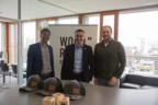 Schaffen zukünftig gemeinsam modernen Wohnbau, für die Menschen und zu fairen Preisen: Die beiden WoodRocks-Geschäftsführer Joachim Nägele (l.) und Alexander Hilbe (r.) mit Marcus Witzke, CEO Hoffnungsträger Stiftung, in ihrer Mitte.