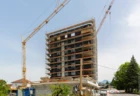 Höhepunkt erreicht: Das Errichten des kompletten, achtstöckigen Holzgebäudes im neuen Lustenauer „Rheindorf“ hat lediglich gut zwei Wochen gedauert.
