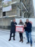 Freuten sich gemeinsam über die Unterstützung des Kinderhospiz St. Nikolaus (v. l. n. r.): Manuel Weiner, Teamleitung Immobilienentwicklung bei Rhomberg Bau, Dana Mühlenbeck, Kaufmännische Leitung Kinderhospiz im Allgäu e.V. und Bauleiter Christian Schmid.