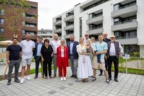 Freuten sich über den erfolgreichen Abschluss des gemeinsamen Bauprojekts: Bauherrin Pia Lengauer (Mitte, in Rot) mit Rhomberg Bau-Geschäftsführer Daniel Leitinger (3. v. l.), Architekt Reinhard Drexel (2. v. r.), Bürgermeister Markus Fäßler (7. v. l.) sowie Familienmitgliedern und Freunden. Bildnachweis: Rhomberg Bau