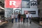 Feierten gemeinsam mit den Handwerkern die Dachgleiche (v. l. n. r.): Jürgen Loacker und Roland Obrist von der Wohnbauselbsthilfe (WH), Bürgermeister Dieter Egger, WH-Geschäftsführer Erich Mayer sowie Gökhan Ülker und Harald Hutter von Rhomberg Bau. Bildnachweis: Rhomberg Bau