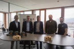 Starke Partner für anspruchsvollen, modernen und bezahlbaren Wohnraum (v. l. n. r.): Ernst Thurnher (Geschäftsführer Rhomberg Gruppe), Marcus Witzke (CEO Hoffnungsträger Stiftung), Joachim Nägele (Geschäftsführer WoodRocks), Alexander Hilbe (Geschäftsführer WoodRocks) und Stefan Schrenk (Geschäftsführer Schrenk Holding GmbH).